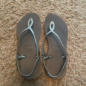 Havaianas gray silver flip flops. Size 8.